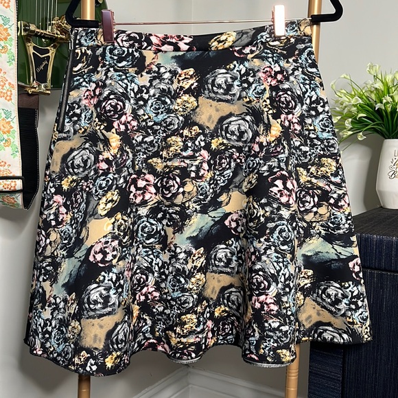 Abstract flower skirt - Picture 1 of 5